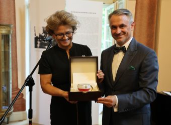 Dyrektor Sylwia Nowicka z Ambasadorem Polski w Berlinie Dariuszem Pawłosiem, który wręcza dyrektor biało-czerwoną filiżankę